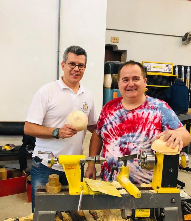 Fran Ferrer, en brasil junto a rafael en talleres de torneado de madera