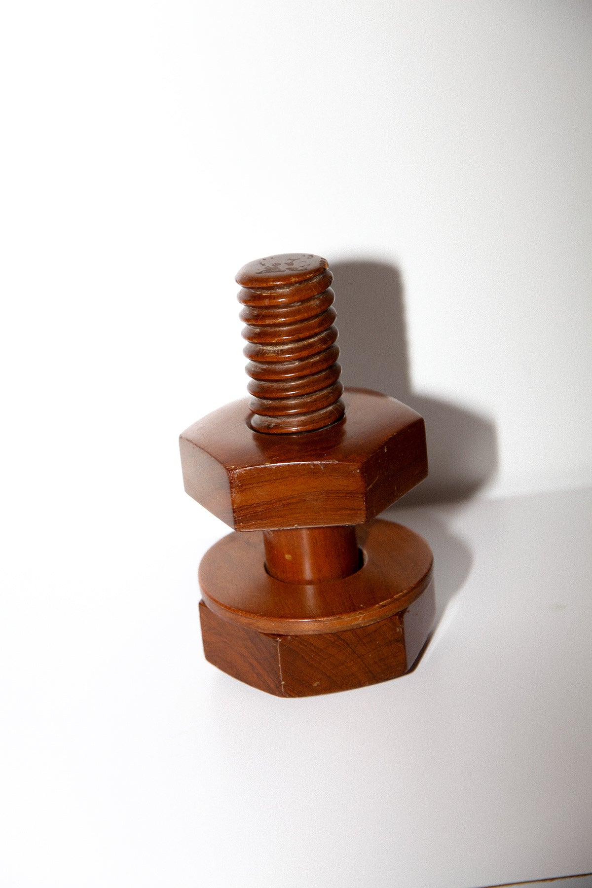 tornillo y tuerca realizado en taller de roscado de madera