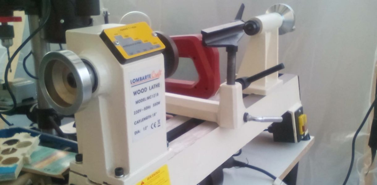 La imagen muestra un torno pequeño de madera, taller de iniciación al torneado