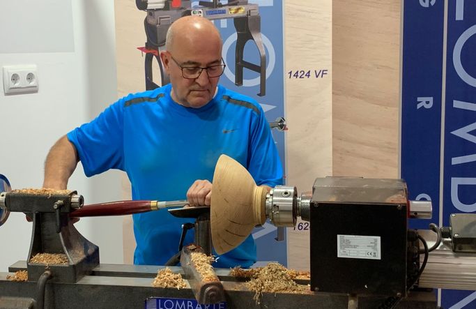 Talleres de torneado de madera con artesano trabajando en el torno