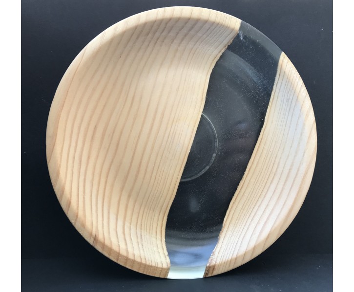 Plato de madera y resina epoxi realizado en talleres de torneado