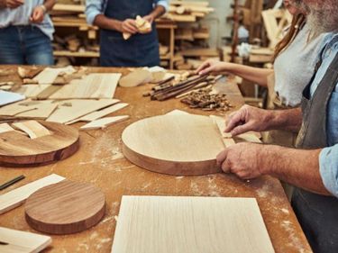 material en preparación para talleres artesanos en madera