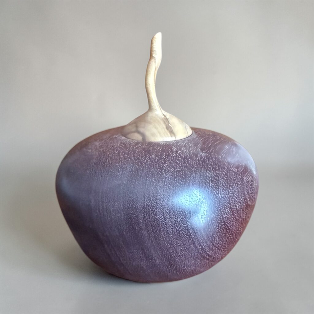 manzana de madera torneada con excentricos y tapa superior que convierte la pieza en una caja